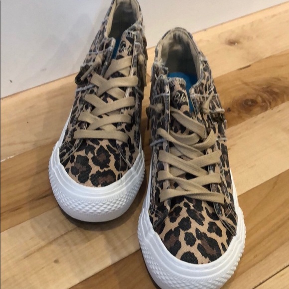 Super Cute  Sneakers - Picture 2 of 6